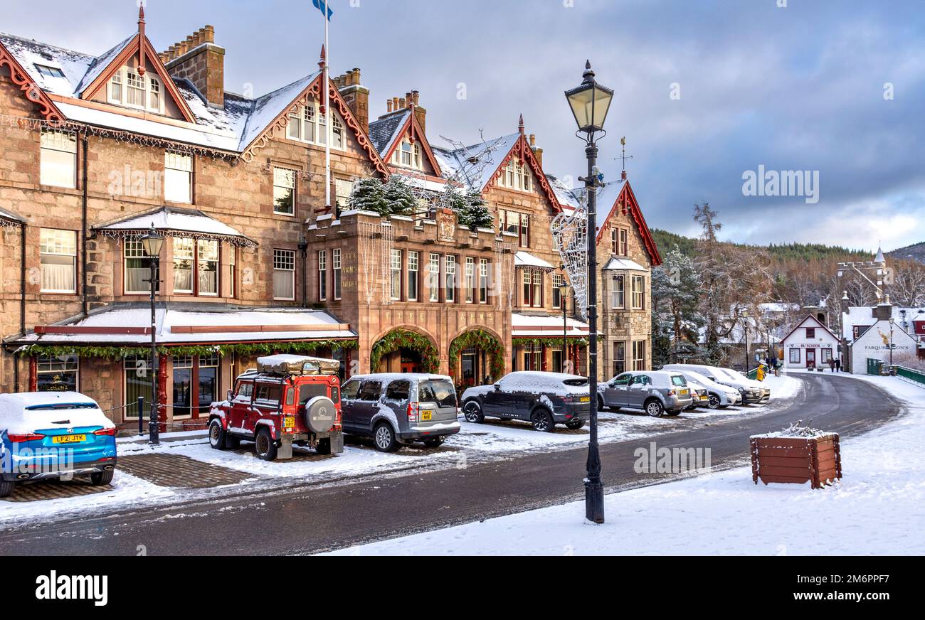 Fife Arms Hotel Braemar Schottland Winter und das Gebäude und die Gehwege mit Schnee bedeckt Stockfoto