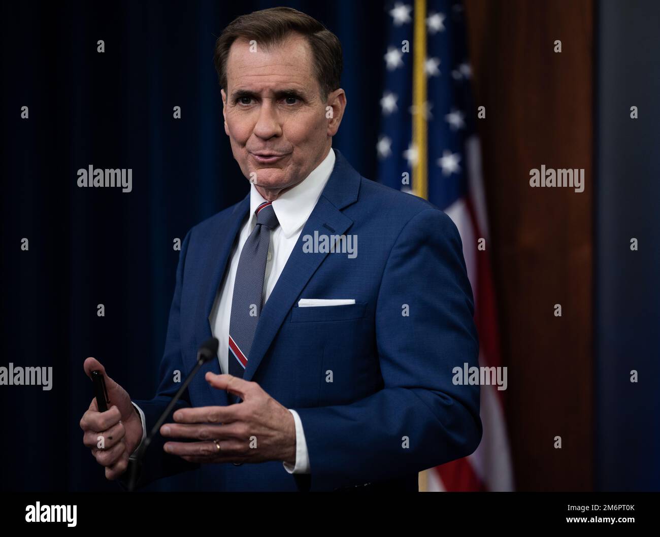 Der Pressesekretär des US-amerikanischen Verteidigungsministerium, John F. Kirby, hält eine Pressekonferenz, das 5. Mai 4, Washington, D.C., 2022. (DoD-Foto von Chad J. McNeeley) Stockfoto