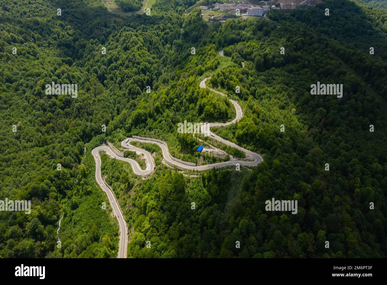 Luftbild des Autos auf einer kurvigen Straße in Berg Stockfoto