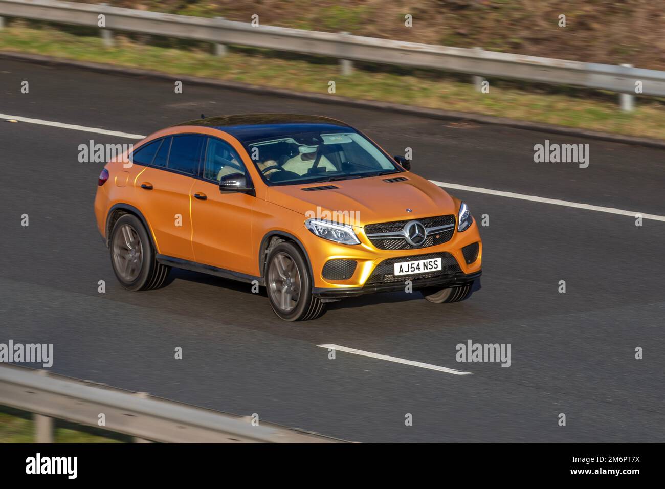 2015 mm (54") Orange MERCEDES BENZ GLE 350 D 4MATIC AMG LINE PREMIUM PLUS; Fahrt auf der Autobahn M61, Großbritannien Stockfoto