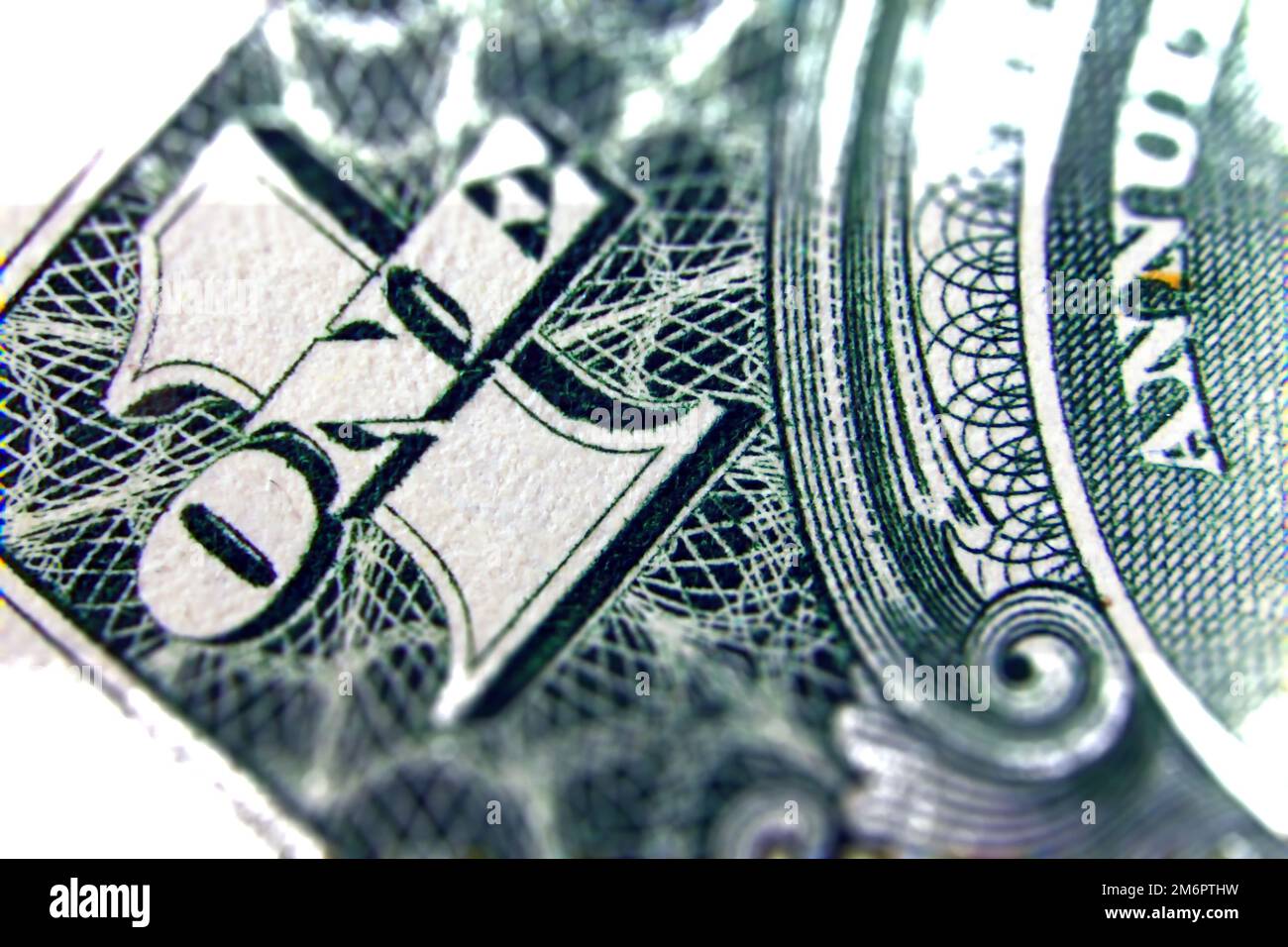 Der Makro von einem Dollarschein wurde mit einem speziellen Kippverschiebungseffekt erheblich vergrößert Stockfoto