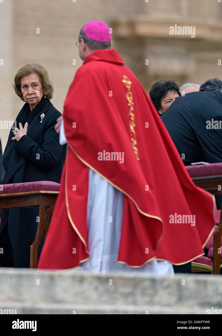 Vatikanstadt, Vatikanstadt. 05. Januar 2023. Königin Sofia von Spanien besucht die Bestattungsmesse für Papst Emeritus Benedict XVI. In St. Peter's Square am 5. Januar 2023 in Vatikanstadt, Kredit: dpa/Alamy Live News Stockfoto