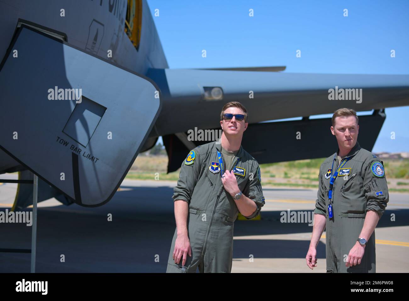 1. LT. Austin Good und Captain Phillip Warden, 311. Kampfgeschwader F-16 Viper Studentenpiloten, willkommen KC-135 Stratotanker Aircrew vom Luftwaffenstützpunkt Altus, Oklahoma, 4. Mai 2022 auf dem Luftwaffenstützpunkt Holloman, New Mexico. Der Stratotanker ist eine statische Ausstellung für Hollomans Legacy of Liberty Air Show und Open House 2022. Stockfoto