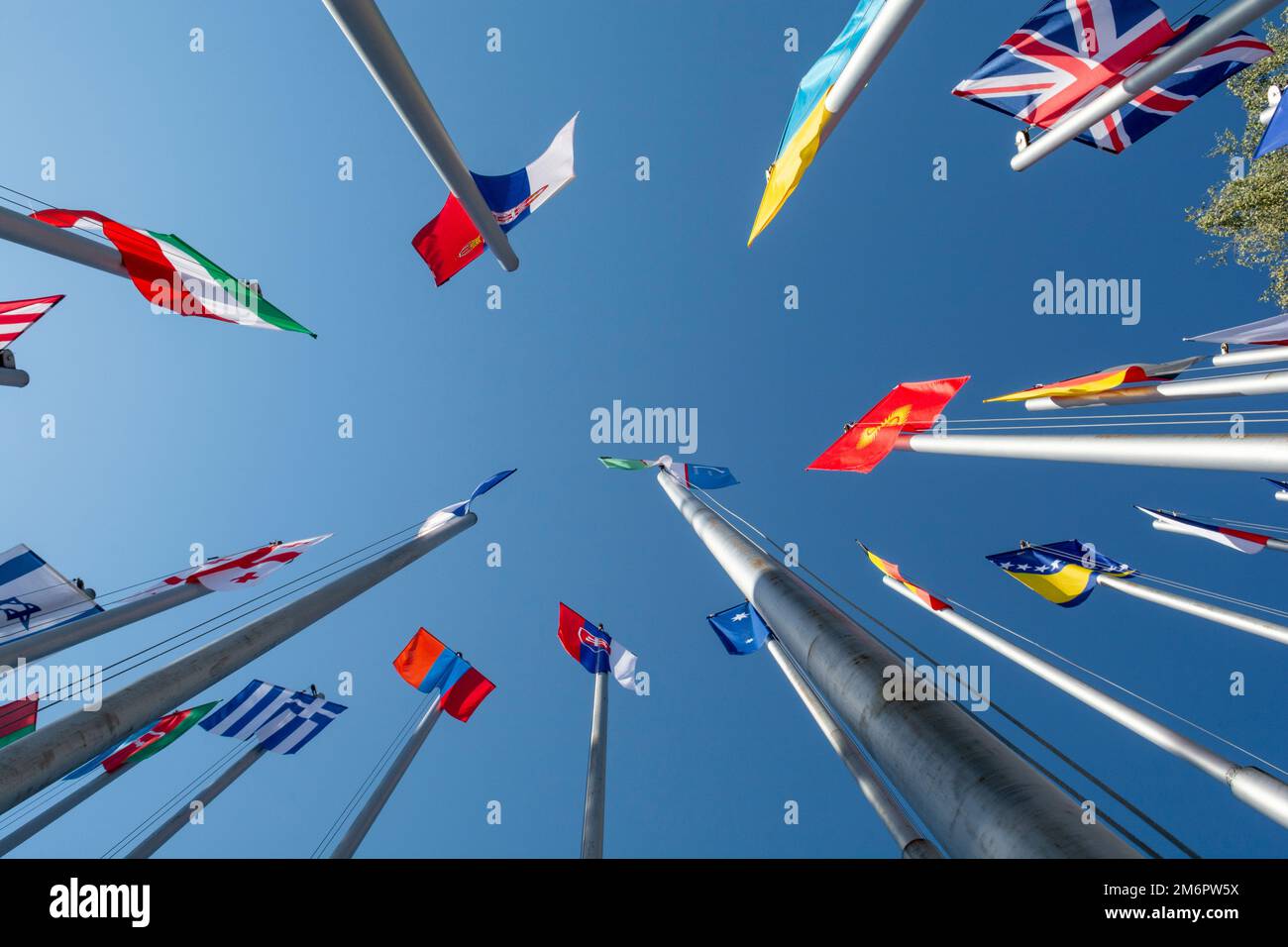 Reihe von Nationalflaggen. Weltflaggen, Die Im Wind Wehen. Stockfoto