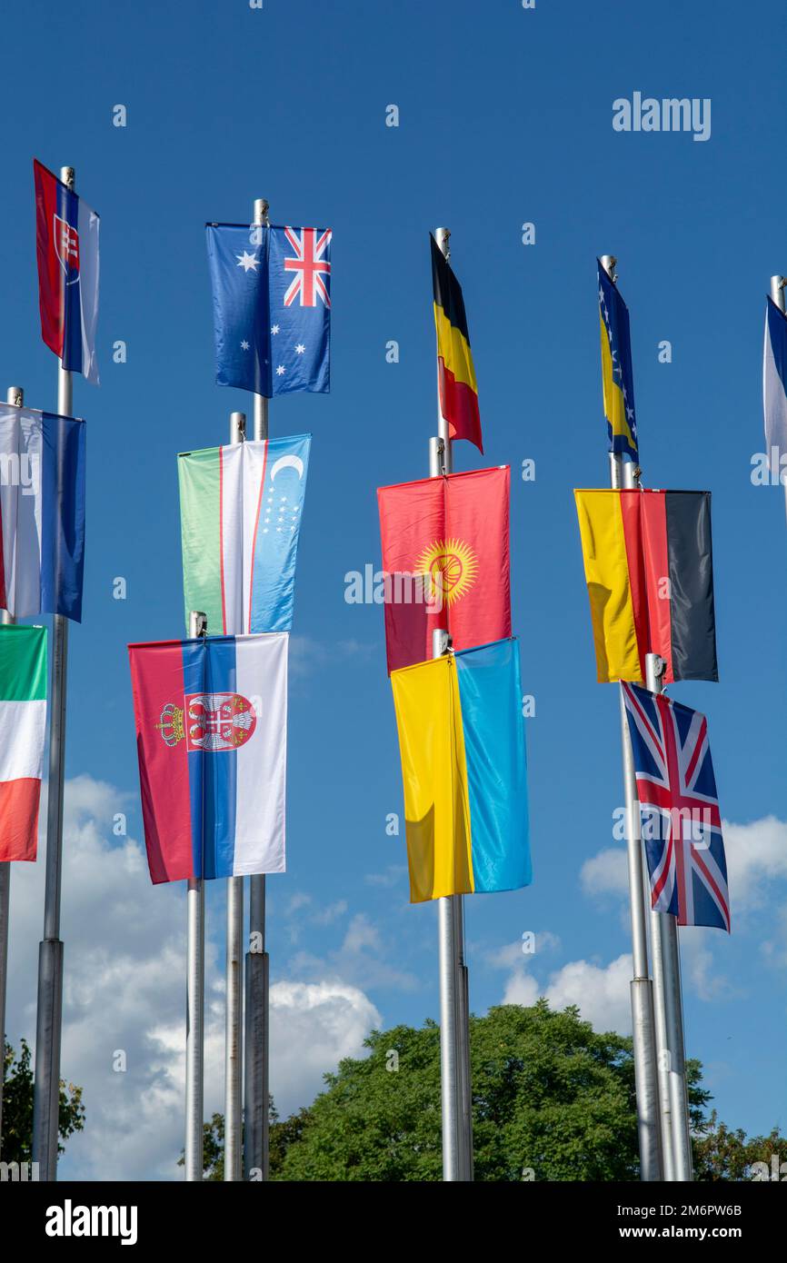 Reihe von Nationalflaggen. Weltflaggen, Die Im Wind Wehen. Stockfoto