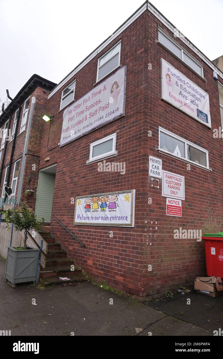 Bourne Street, Dudley, 5. Januar 2023 - Fairytayles Day Kindergarten in der Bourne Street in Dudley, die geschlossen wird, nachdem ein einjähriger Junge am 9. Dezember 2022 starb. Die Polizei behandelt sie als verdächtig und hat drei Frauen im Alter von 20, 23 und 50 Jahren verhaftet, die am 16. Dezember wegen des Verdachts grober Fahrlässigkeit des Totschlags verhaftet wurden, und drei weitere Frauen im Alter von 51, 53 und 37 Jahren wurden am 4. Januar 2023 verhaftet; zwei wurden wegen des Verdachts auf Totschlag durch Unternehmen und einer wegen des Verdachts auf grobe Fahrlässigkeit Totschlag verhaftet. ERKLÄRUNG AUF DER WMP-WEBSITE. Quelle: Stop Press Media/Alamy Live News Stockfoto