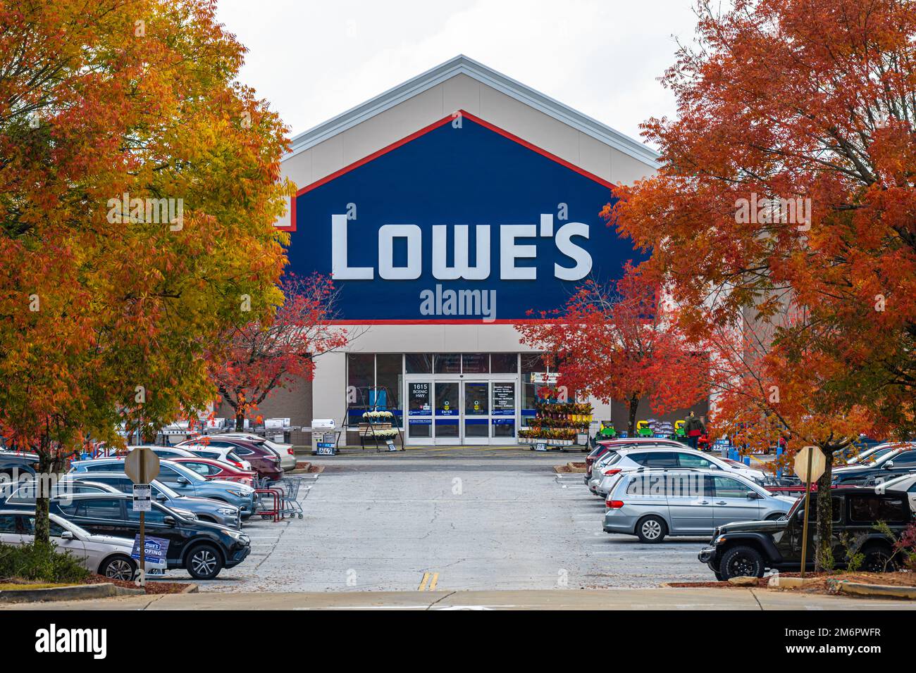 Lowe's Baumarkt mit farbenfrohem Herbstlaub in Snellville (Metro Atlanta), Georgia. (USA) Stockfoto