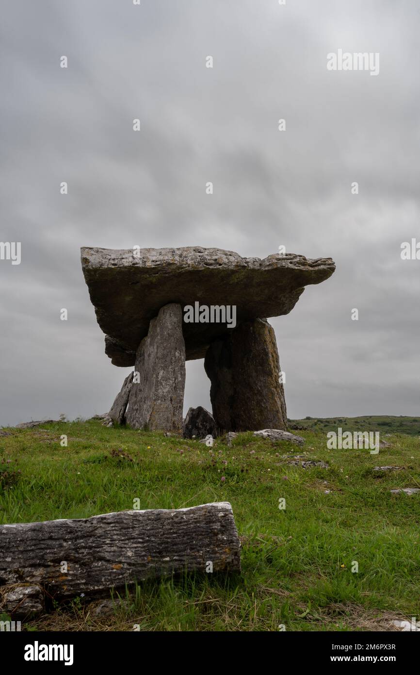 Langzeitansicht der Poulnabrone Dolmen in der Grafschaft Clare von Westirland Stockfoto