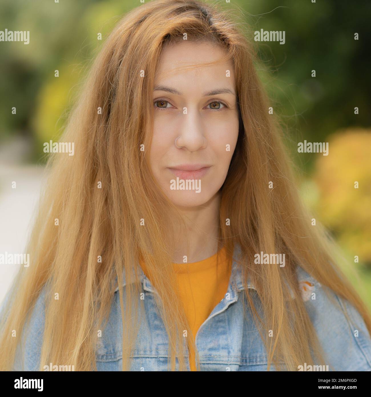 Porträt einer blonden Frau mit bob-Augen. Lächelnde blonde Frau im Außenporträt. Selektiver Fokus. Stockfoto