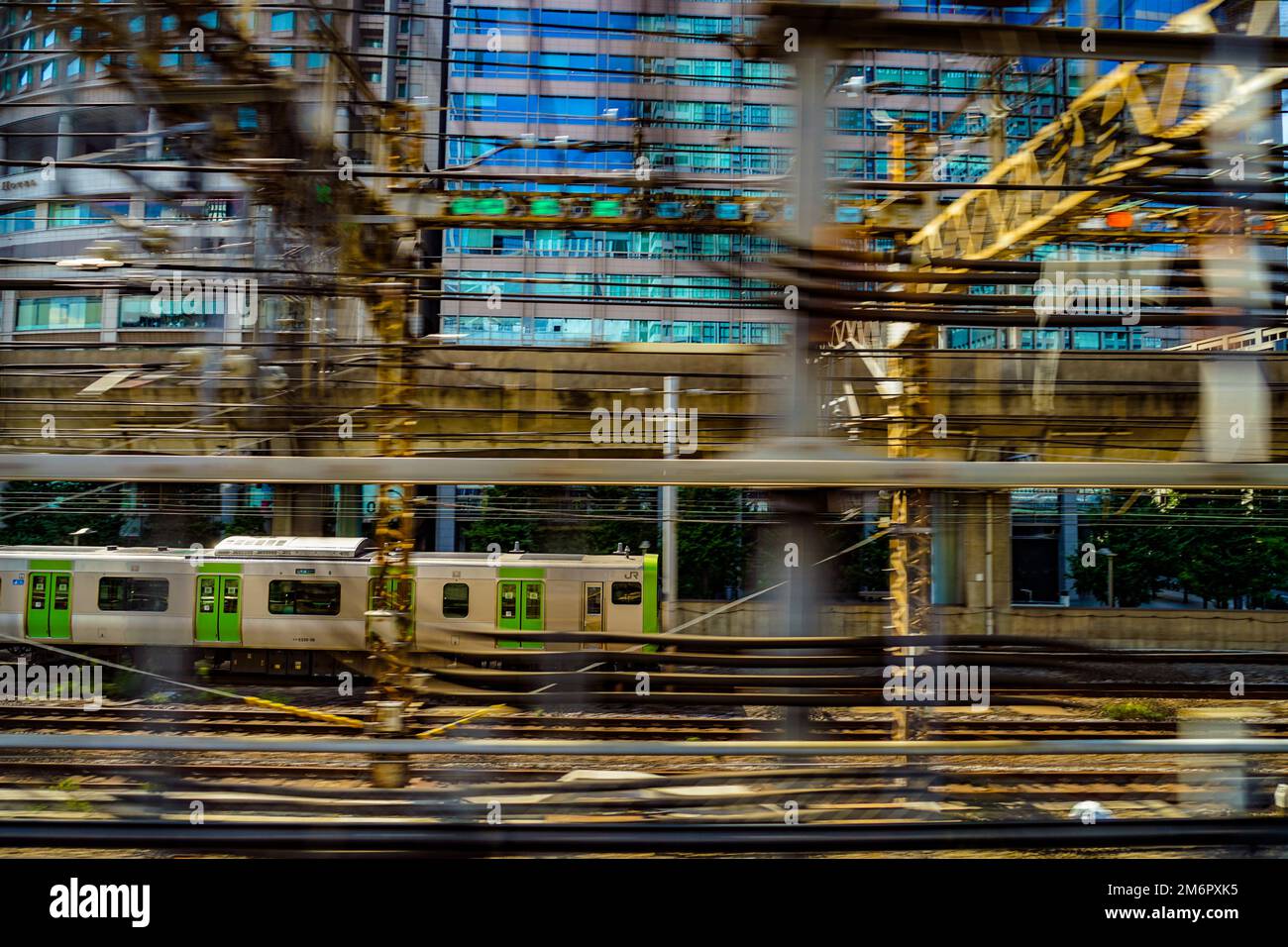 Gebäude der Yamanote-Linie und Tokio Stockfoto