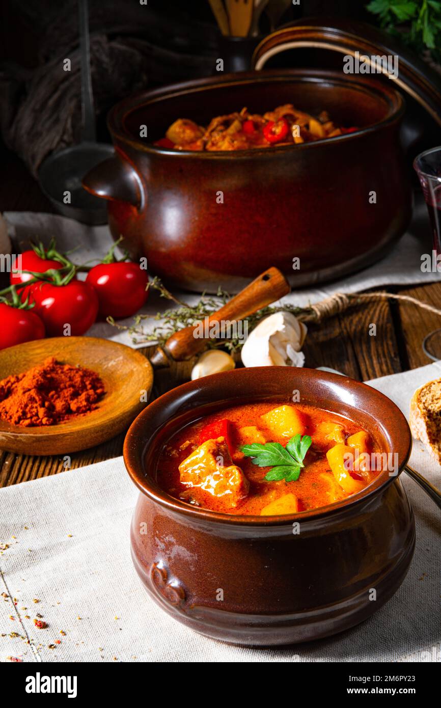Ungarische Gulaschsuppe in einem Kessel oder Topf Stockfoto