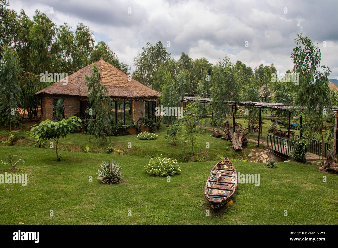 Afrikanische Lodge für Touristen, mit runden traditionellen Häusern namens Tukul, mit bunten Bänken, aus natürlichen Materialien, ein Ort zum Entspannen Stockfoto