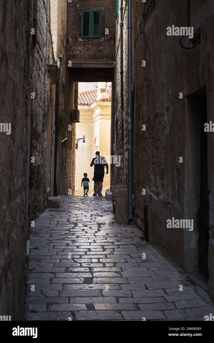 Dunkle alte Straßen von sibenik Stockfoto