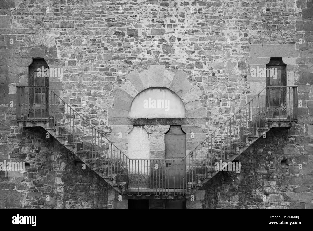 Äußeres Detail eines antiken Gebäudes in Florenz, Italien, mit Escher-Architektur. Stockfoto