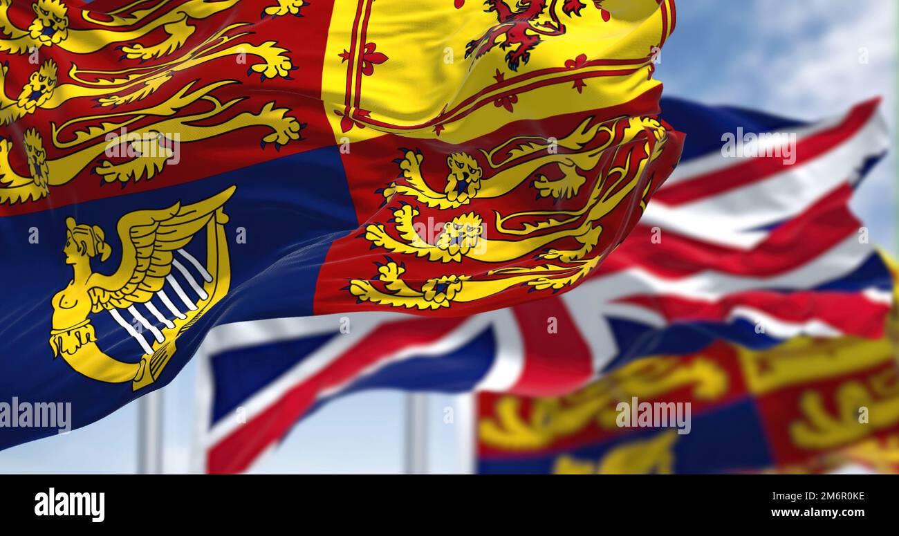 Der Königliche Standard des Vereinigten Königreichs, der den Wind mit der Flagge des Vereinigten Königreichs winkt Stockfoto