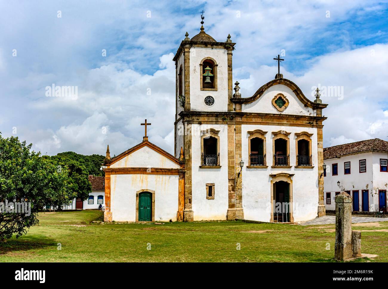 Alte historische Kirche, umgeben von Kolonialhäusern in Paraty Stockfoto
