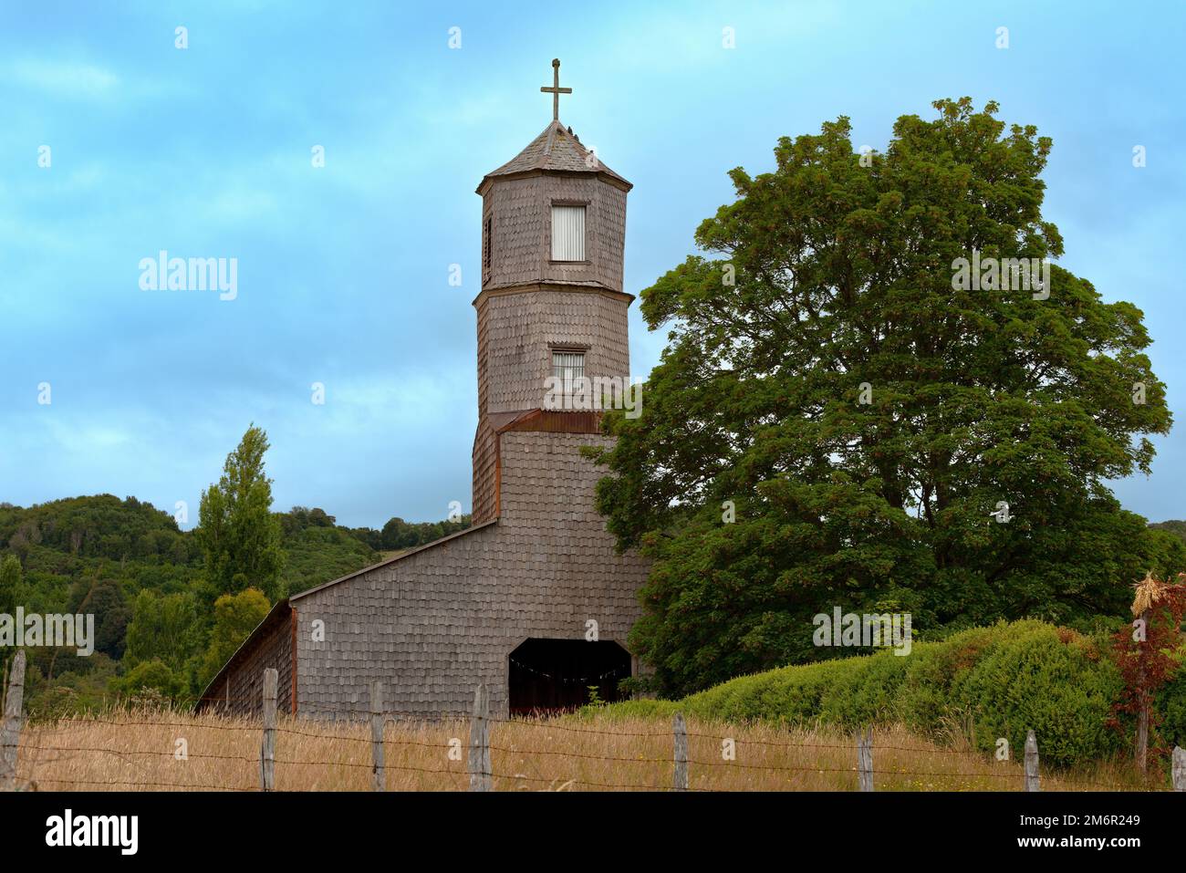 Traditionelle Holzkirche in der Inselgruppe Chiloe im chilenischen Seengebiet, Chile Stockfoto