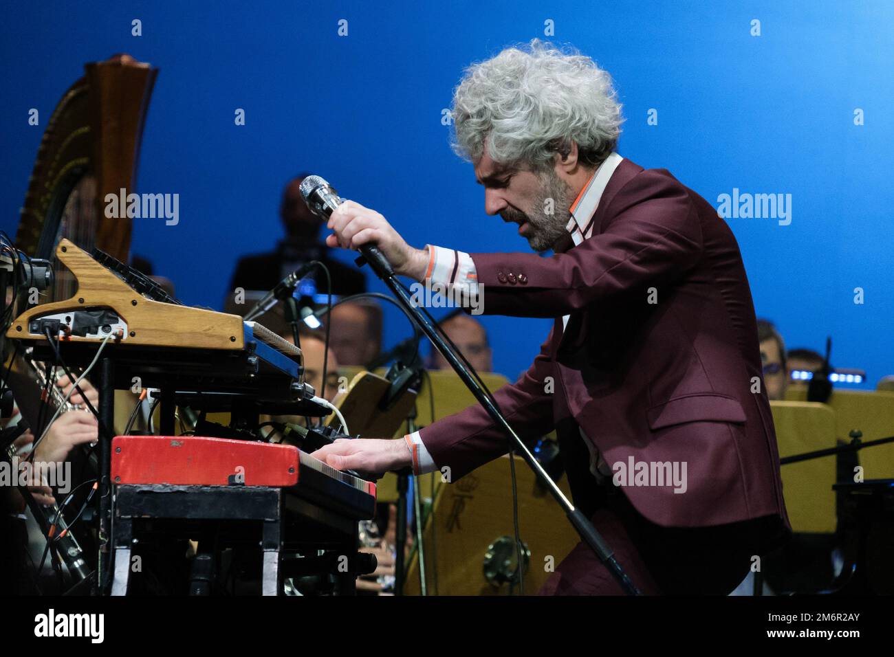 Madrid, Spanien. 05. Januar 2023. Die Gruppe Leon Benavente tritt am 5. Januar 2023 mit der Madrider Symphoniegruppe während des traditionellen Epiphaniekonzerns im Teatro Real in Madrid auf (Foto: Oscar Gonzalez/NurPhoto). Kredit: NurPhoto SRL/Alamy Live News Stockfoto