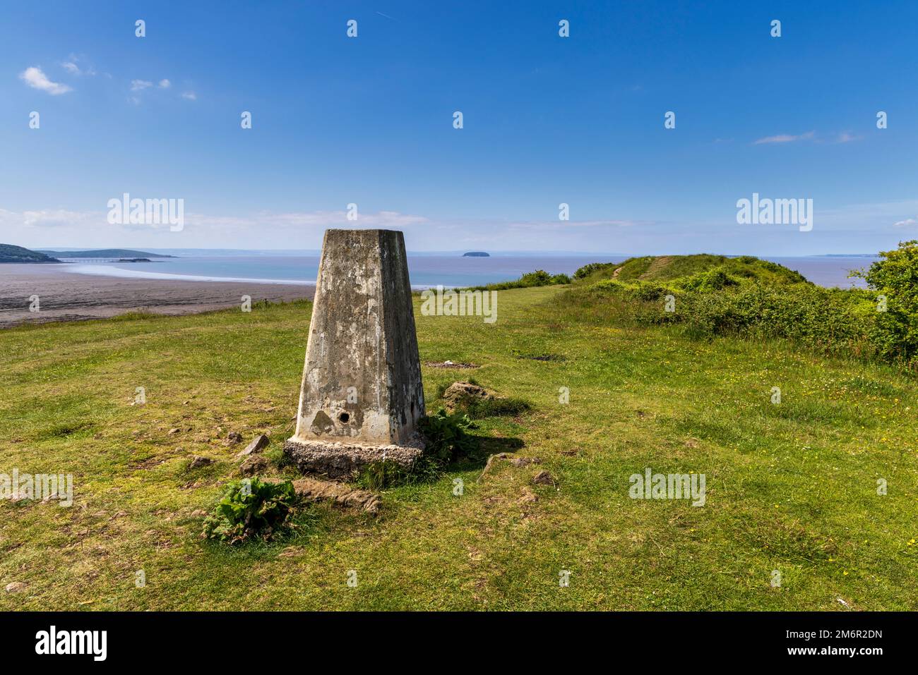 Der Triangulationspunkt am Sand Point auf dem Bristol Channel, Somerset, England Stockfoto