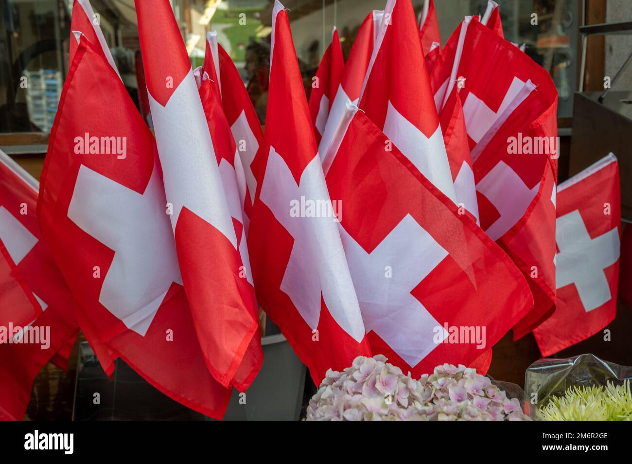 Schweizer Flagge. Flagge der Gruppe Schweiz. Rote quadratische Flagge mit einem weißen Kreuz in der Mitte. Stockfoto