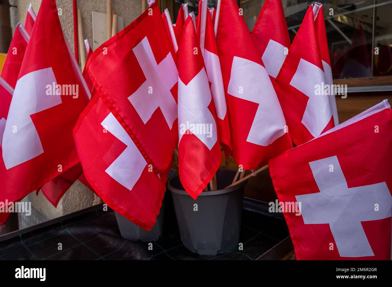 Schweizer Flagge. Flagge der Gruppe Schweiz. Rote quadratische Flagge mit einem weißen Kreuz in der Mitte. Stockfoto