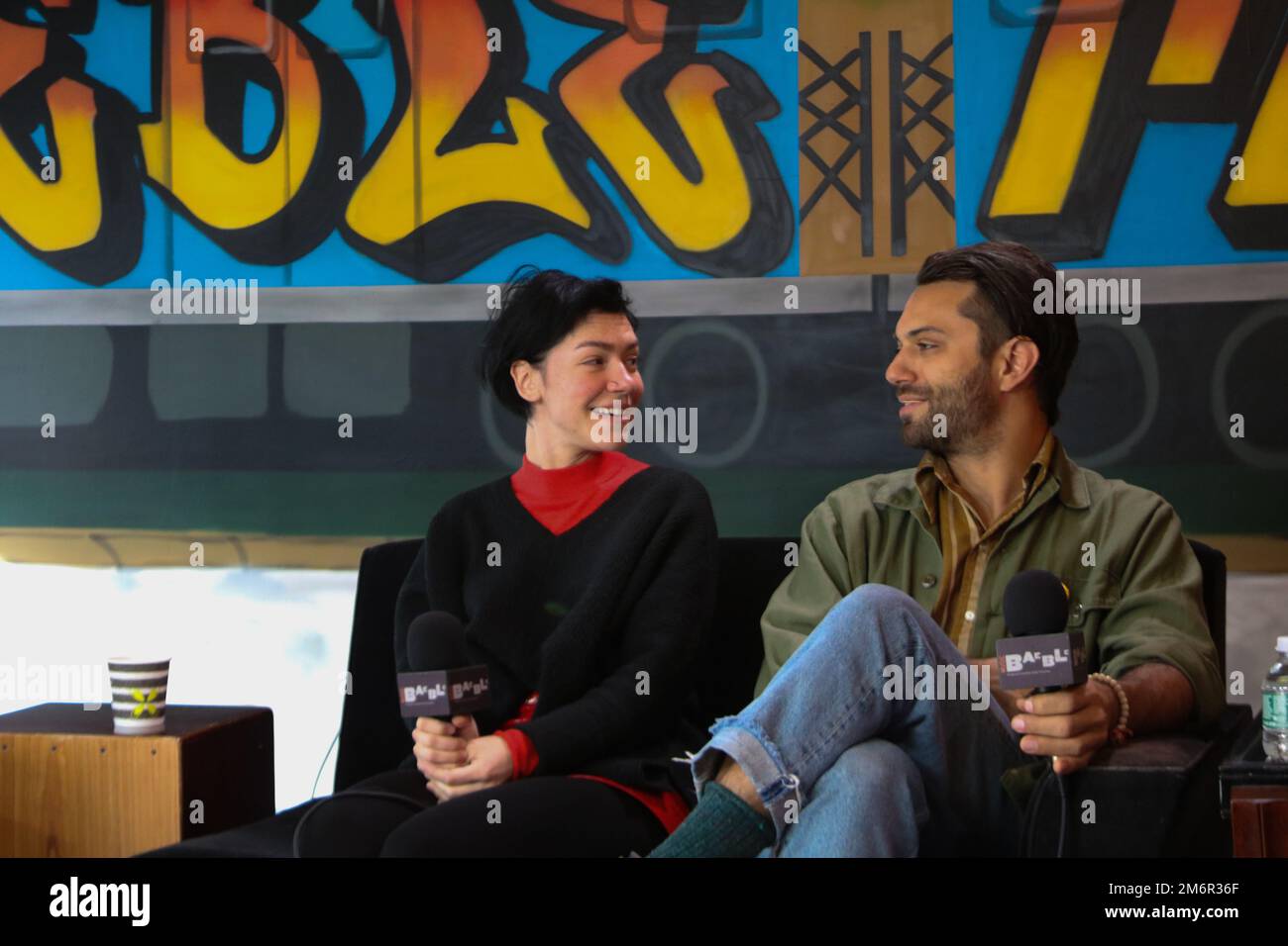 Kompanie der Diebe - Genevieve Schatz und Marc Walloch Filmen ein Interview in Brooklyn Stockfoto