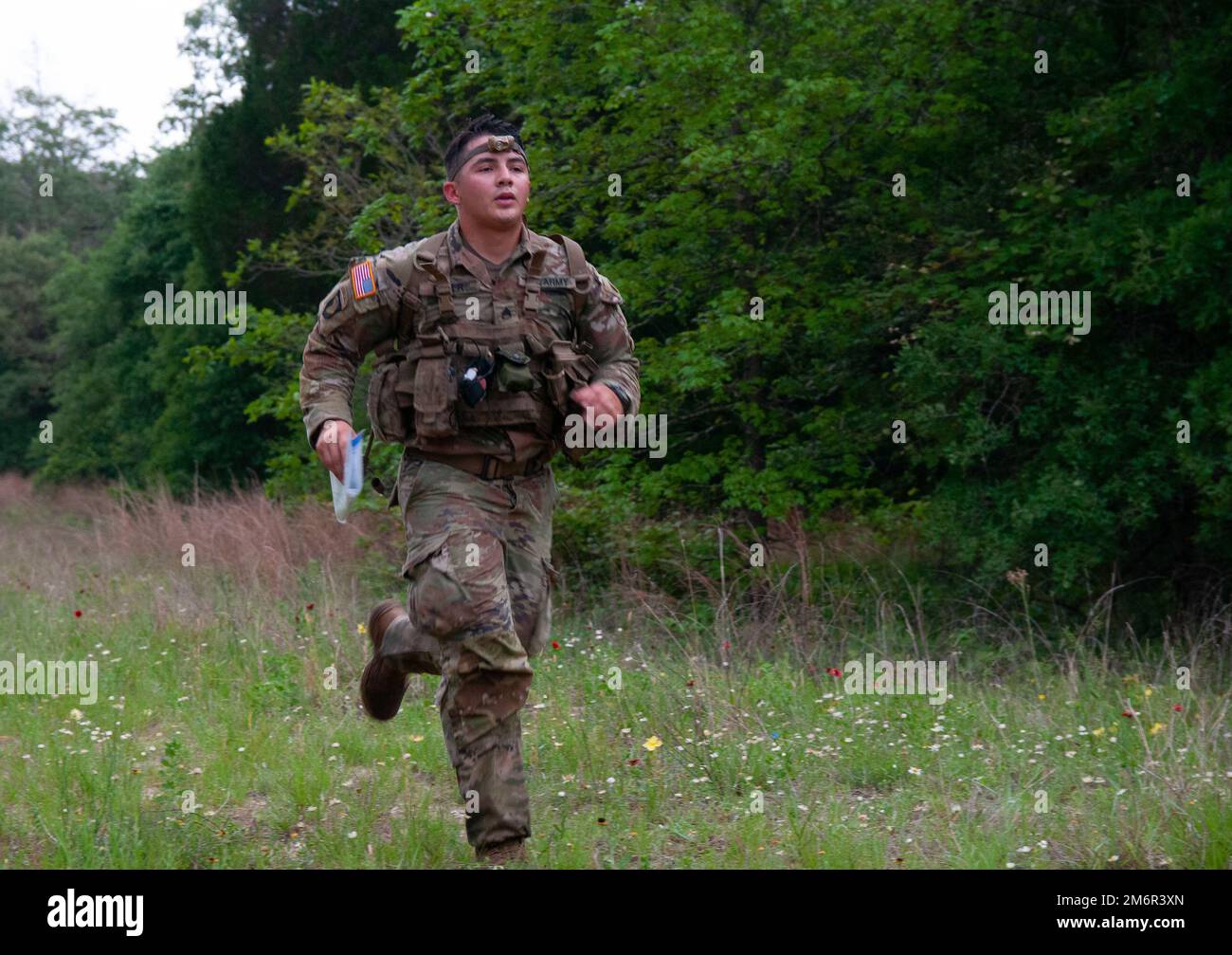 USA Armeestaff William Ryder, 176. Technisches Bataillon, fährt zum nächsten Kontrollpunkt während der nächtlichen Landnavigation für den diesjährigen „Best Warrior Competition“ des Militärministeriums von Texas, Camp Swift, Texas, 4. Mai 2022. Die dreitägige Veranstaltung testet die Einsatzkräfte der Texas Army und der Air National Guards auf ihre Kampfbereitschaft. Die Armeegewinner werden im Laufe des Monats zum Wettbewerb ARNG-Region V in Camp Gruber, Oklahoma, aufsteigen. Stockfoto