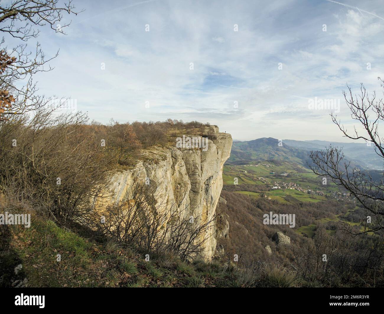 Kletterer steigen auf den Bismantova-Stein (Pietra di Bismantova) im Tosco Emiliano Appennino Park Stockfoto