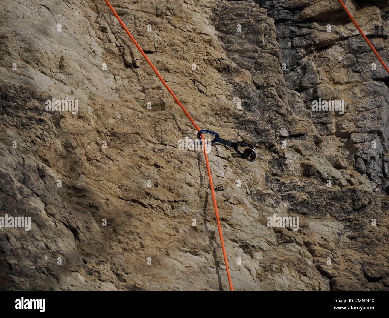 Kletterer steigen auf den Bismantova-Stein (Pietra di Bismantova) im Tosco Emiliano Appennino Park Stockfoto