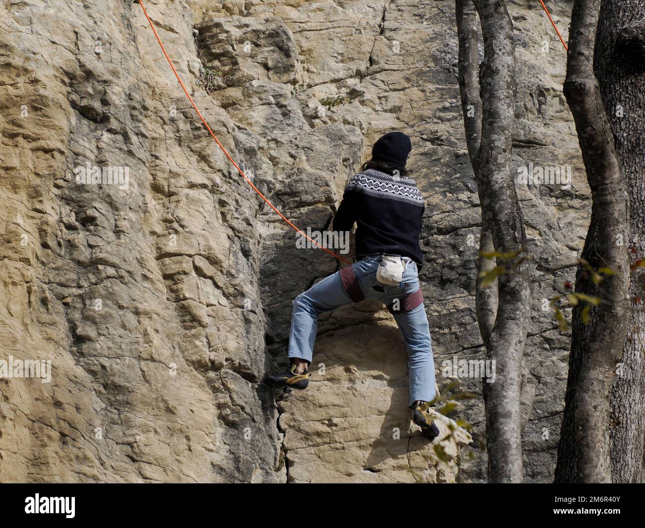 Kletterer steigen auf den Bismantova-Stein (Pietra di Bismantova) im Tosco Emiliano Appennino Park Stockfoto