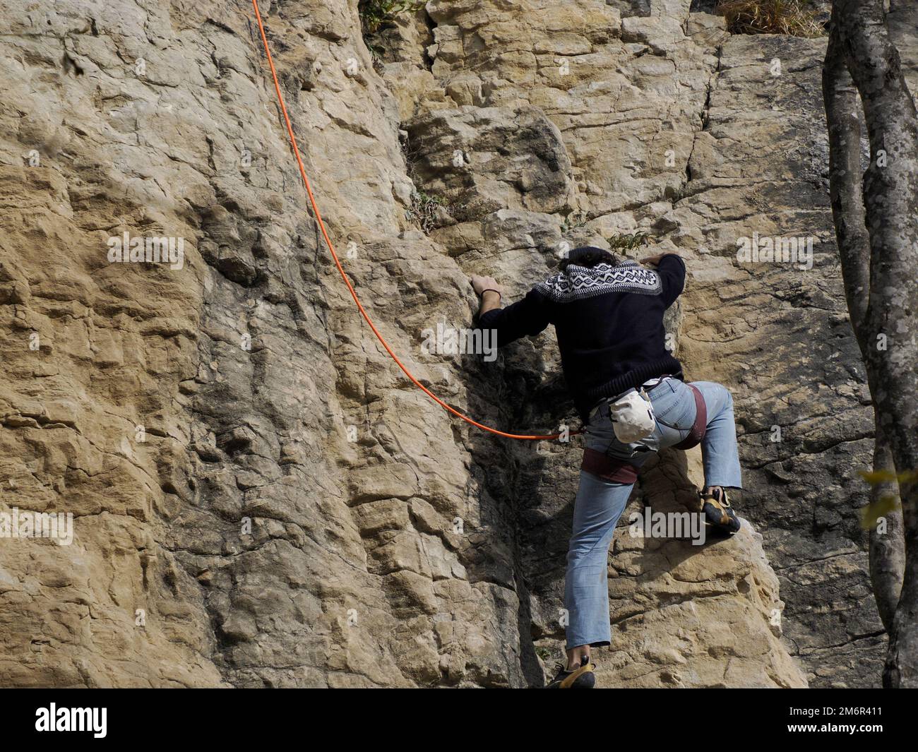 Kletterer steigen auf den Bismantova-Stein (Pietra di Bismantova) im Tosco Emiliano Appennino Park Stockfoto