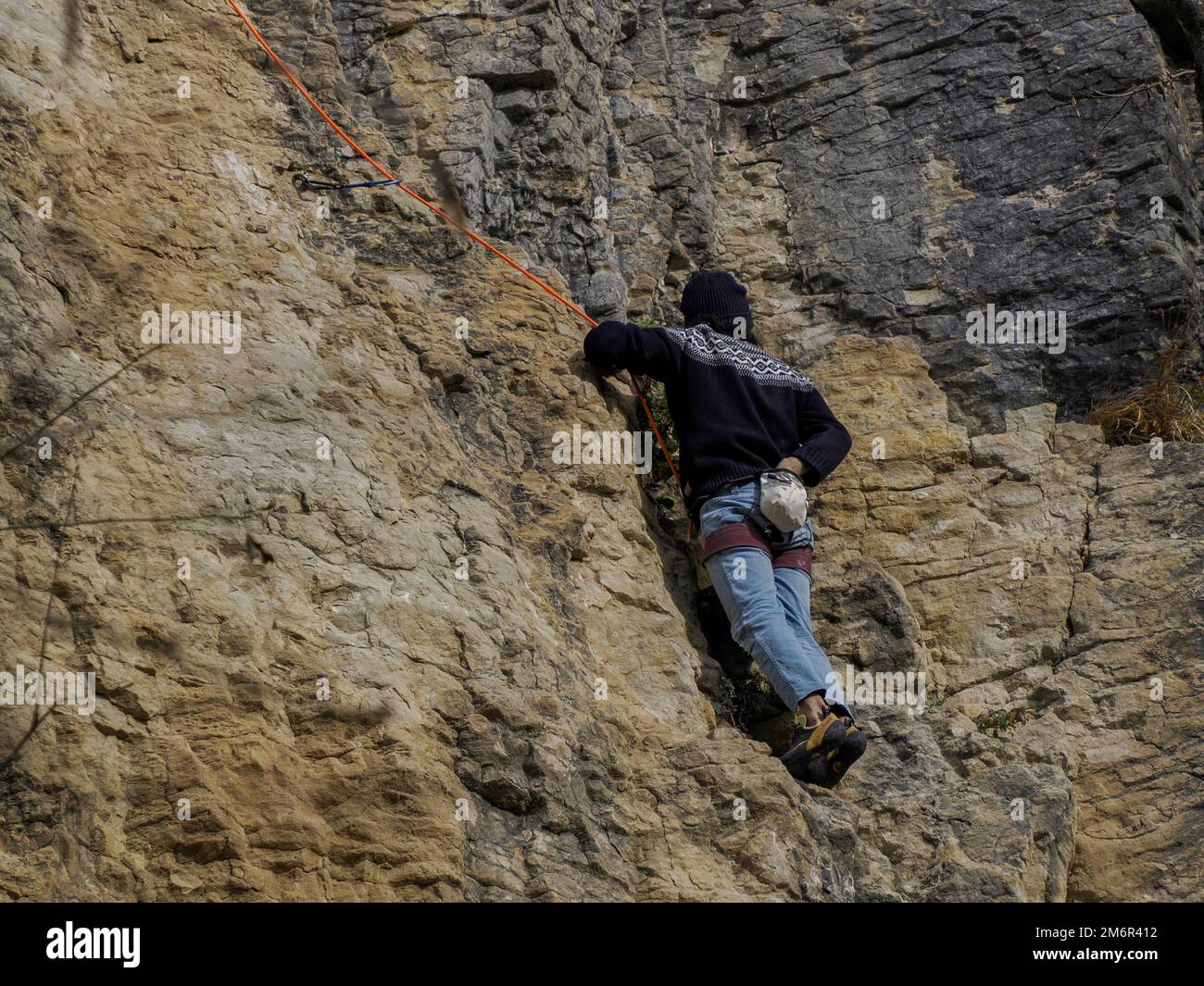 Kletterer steigen auf den Bismantova-Stein (Pietra di Bismantova) im Tosco Emiliano Appennino Park Stockfoto
