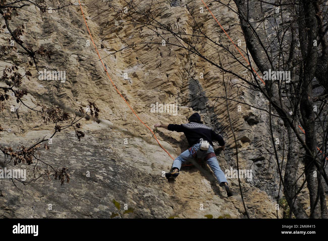 Kletterer steigen auf den Bismantova-Stein (Pietra di Bismantova) im Tosco Emiliano Appennino Park Stockfoto
