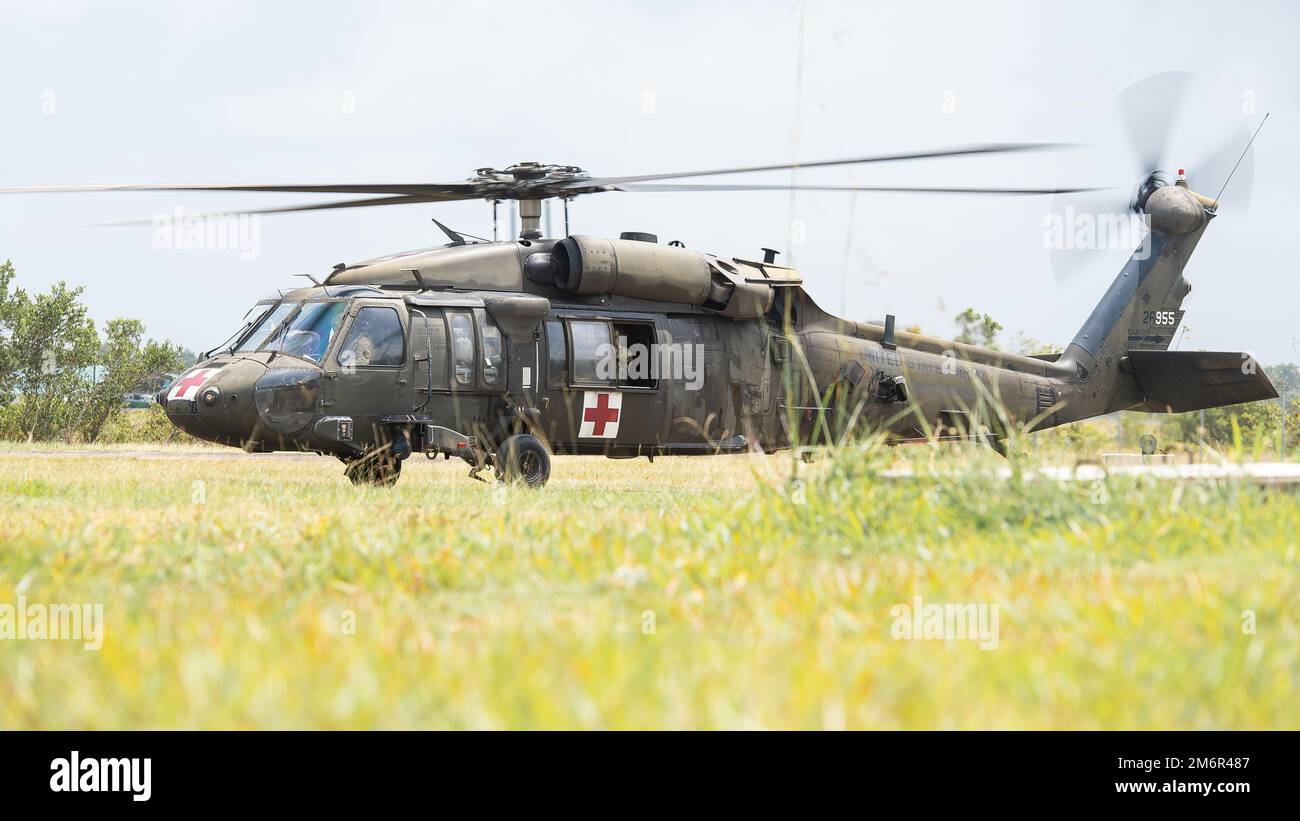 HH-60m (MEDEVAC) medizinische Evakuierung Black Hawk Hubschrauber bereiten sich auf den Start bei BATSUB (British Army Training Support Unit Belize) vor, um sich auf die TRADEWINDS in Belize City, Belize, am 4. Mai 2022 vorzubereiten. Foto: Corporal Mitchell Paquette Stockfoto