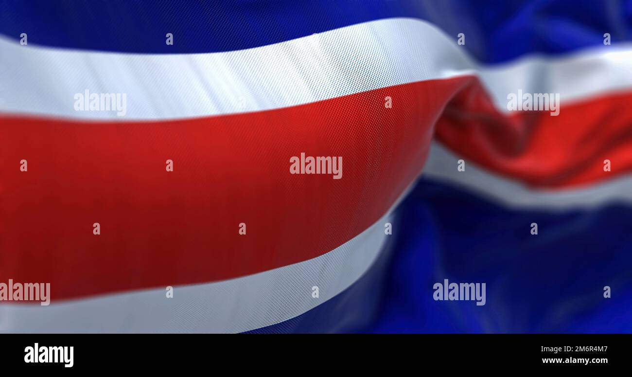 Nahaufnahme der Nationalflagge Costa Ricas, die winkt. Die Republik Costa Rica ist ein Staat Zentralamerika. Geriffelter Stoff. Strukturierter Backgro Stockfoto