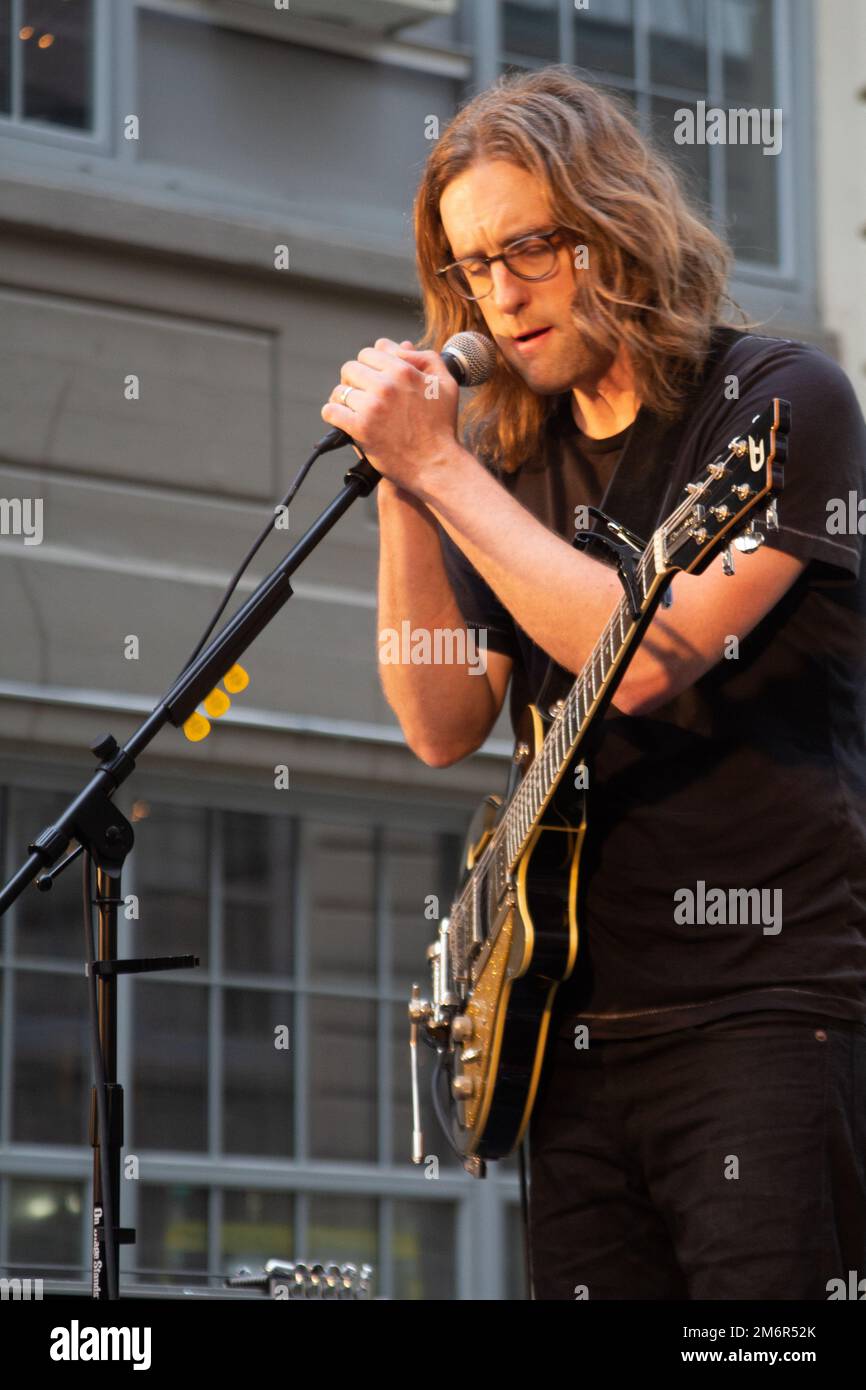 Carl Broemel von My Morning Jacket tritt in Brooklyn als Solo auf Stockfoto