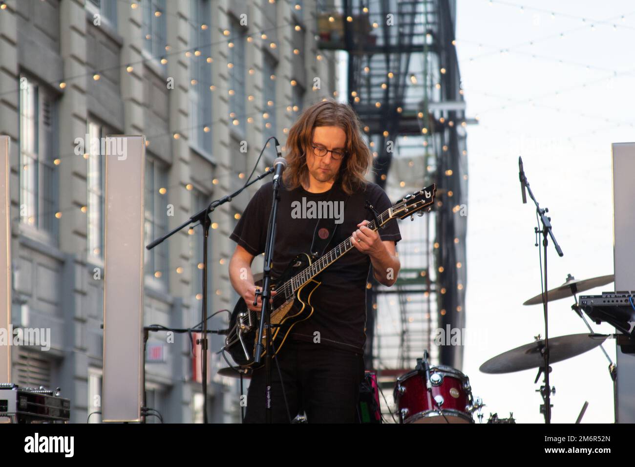 Carl Broemel von My Morning Jacket tritt in Brooklyn als Solo auf Stockfoto