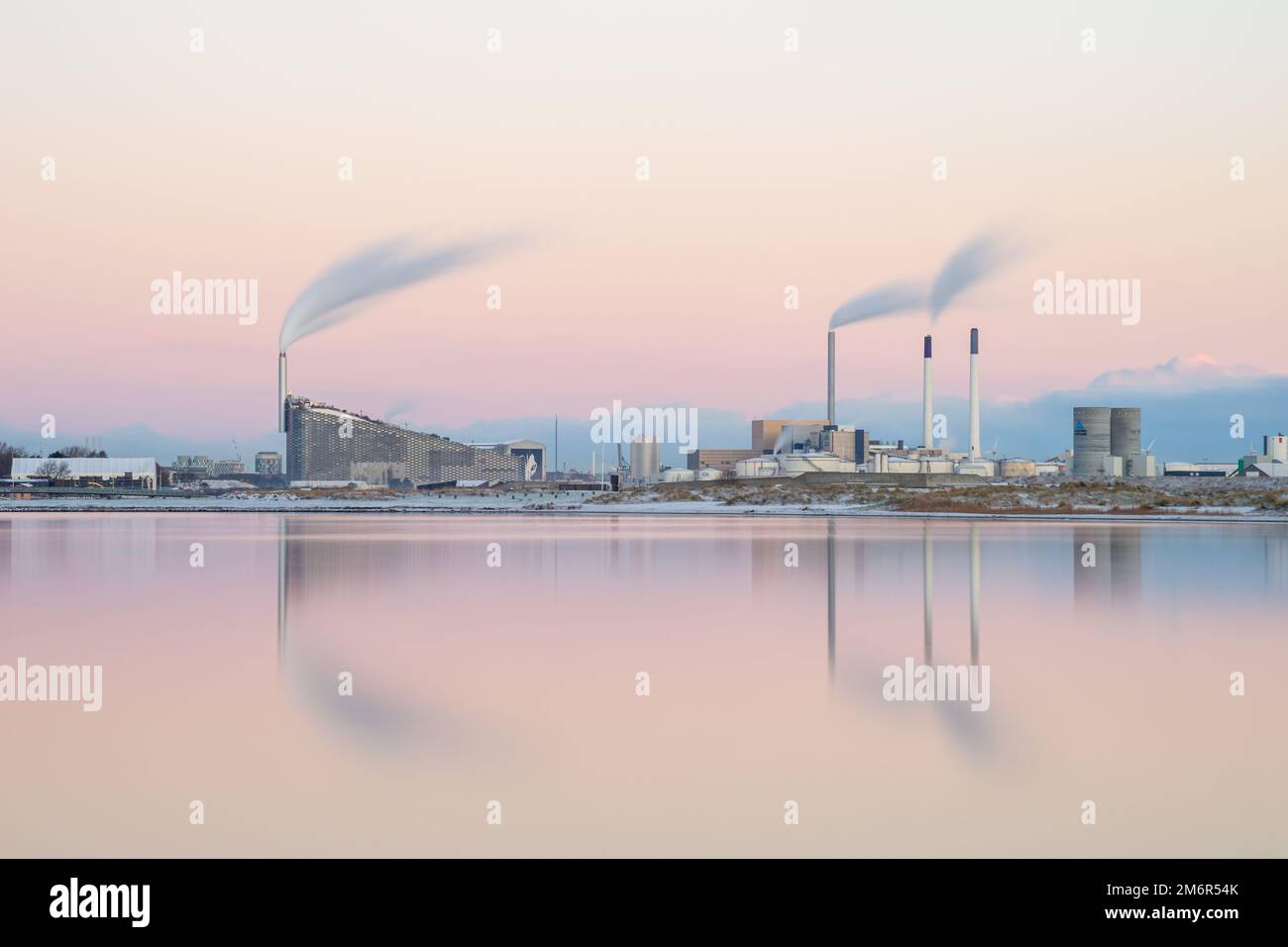 Industrieanlagen in Amager, Kopenhagen, Dänemark. Amager Bakke, Left, ist eine kombinierte Müll-Energie-Anlage und Freizeiteinrichtung mit Skipiste. Stockfoto