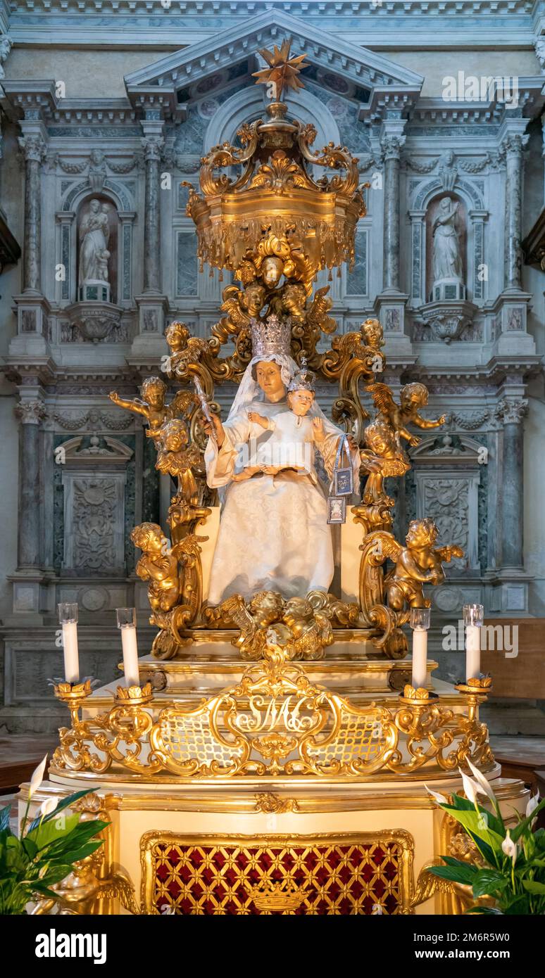 Goldene Statue der Heiligen Maria mit dem Jesuskind und den Engeln