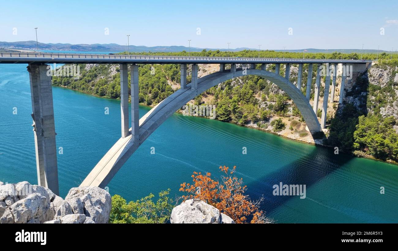 Autobahn Krka Brücke über den Fluss Krka, Stadt Skradin im Hintergrund, Kroatien Stockfoto