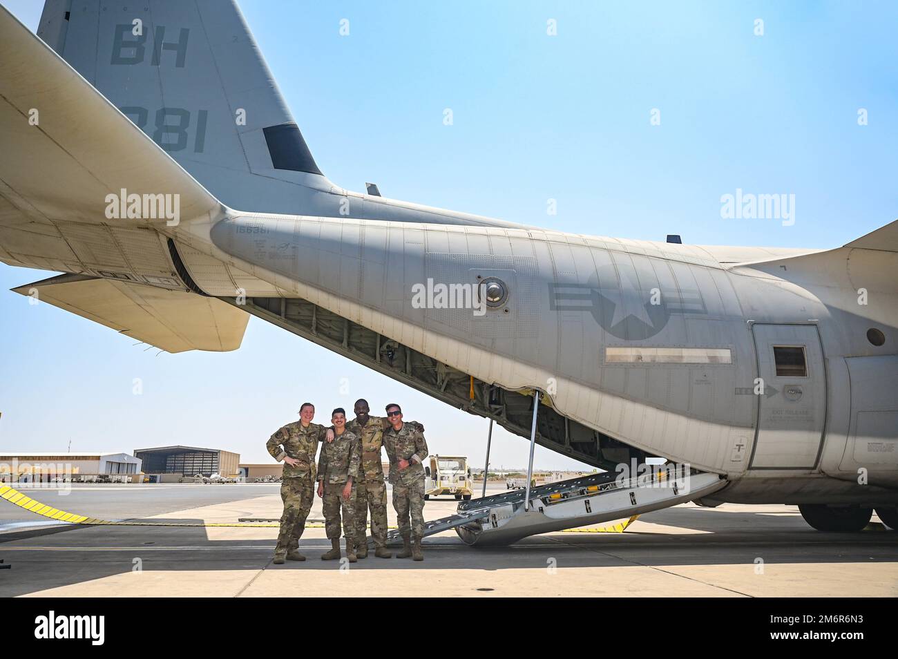 Mitglieder des medizinischen Teams der US-Luftwaffe, die dem 10 ...