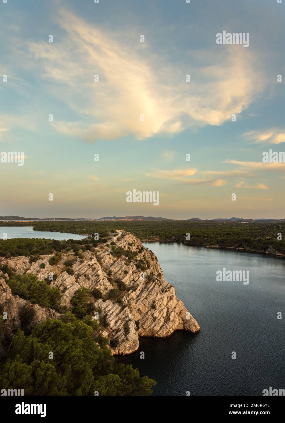 Sibenik, Kroatien - 28. Mai 2022: Der Blick auf den Sibenik-Kanal und den fernen St. Die Festung Nikola steht am Rande des Landes Stockfoto