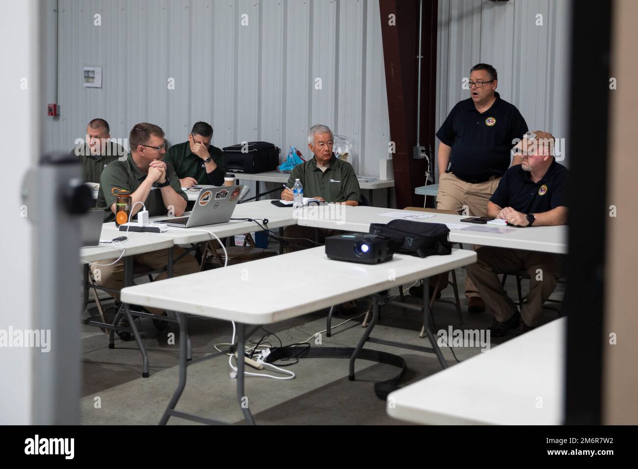 CAMP ATTURBURY, Ind (4. Mai 2022) Hans Lageschulte, ein Trainingsprogramm-Manager bei Joint Task Force Civil Support, gibt während eines Treffens im Rahmen von Exercise Guardian Response (GR) 22 im Camp Atterbury, Indiana, Mai 4 Einblicke. GR22 ist ein US-amerikanisches Vom Army Forces Command geleitete externe Evaluierung und Schulungsveranstaltung für die USA Die für das Folgenmanagement zuständigen Stellen des Northern Command für chemische, biologische, radiologische und nukleare Reaktion. Im Mittelpunkt der Übung steht die Verteidigungsunterstützung von Missionen der Zivilbehörden. Stockfoto