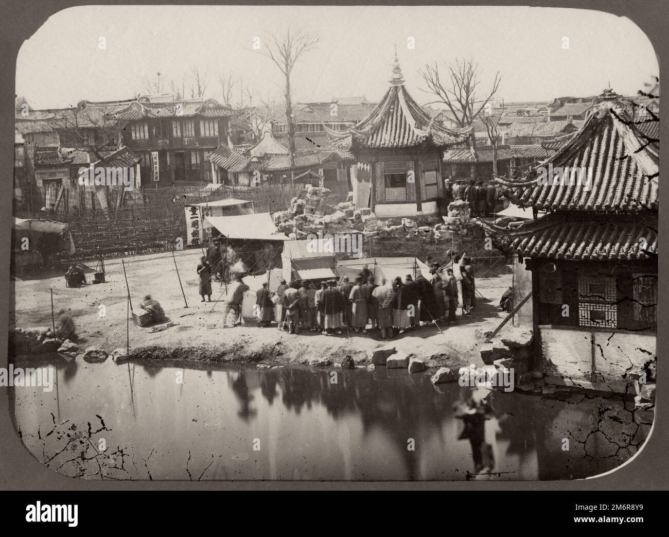 Oldtimer-Foto aus dem 19. Jahrhundert: Menschenmenge auf einer chinesischen Straße, die Unterhaltung beobachtet, Shanghai, China Stockfoto