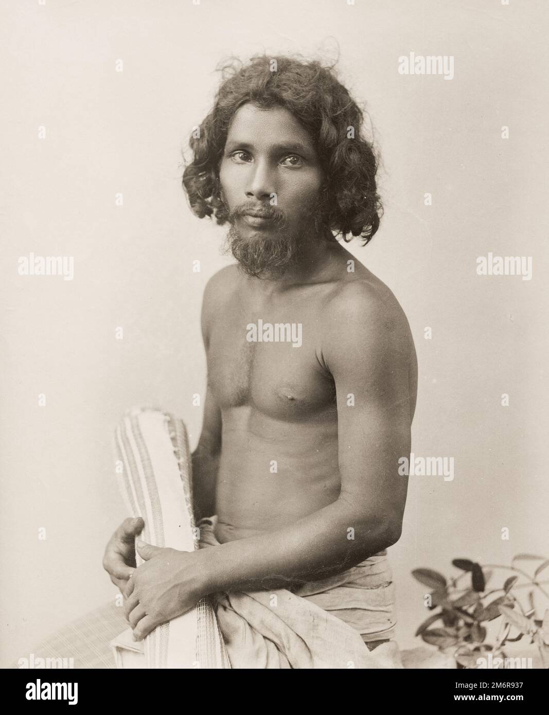 Vintage-Foto aus dem 19. Jahrhundert: Mann mit Matte, Ceylon, Sri Lanka Stockfoto