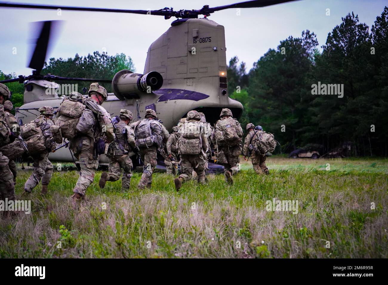 Soldaten des Bataillons 2., 327. Infanterie-Regiment „No Slack“, 1. Brigade Combat Team, 101. Airborne Division (Air Assault), führten während der Operation Lethal Eagle 2, Fort Campbell, Ky, eine Situationsübung durch. Die situationsbezogene Trainingsübung bestand aus einer Flugmission, der Einrichtung eines objektiven Rally-Punktes und der Reaktion auf den Kontakt. Stockfoto