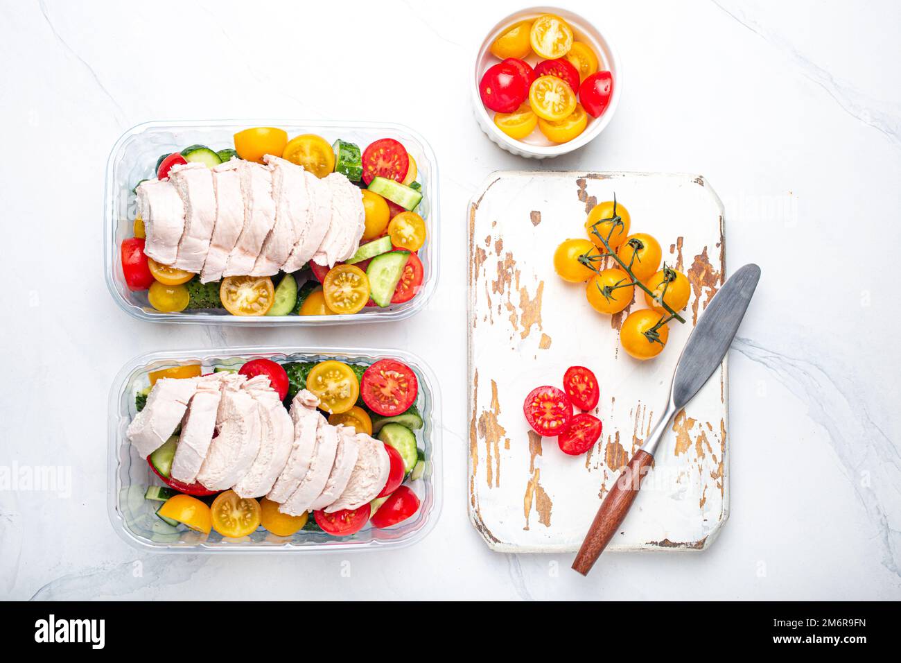 Speisezubereitung Lunchboxen Behälter mit Huhn und Salat Draufsicht Stockfoto