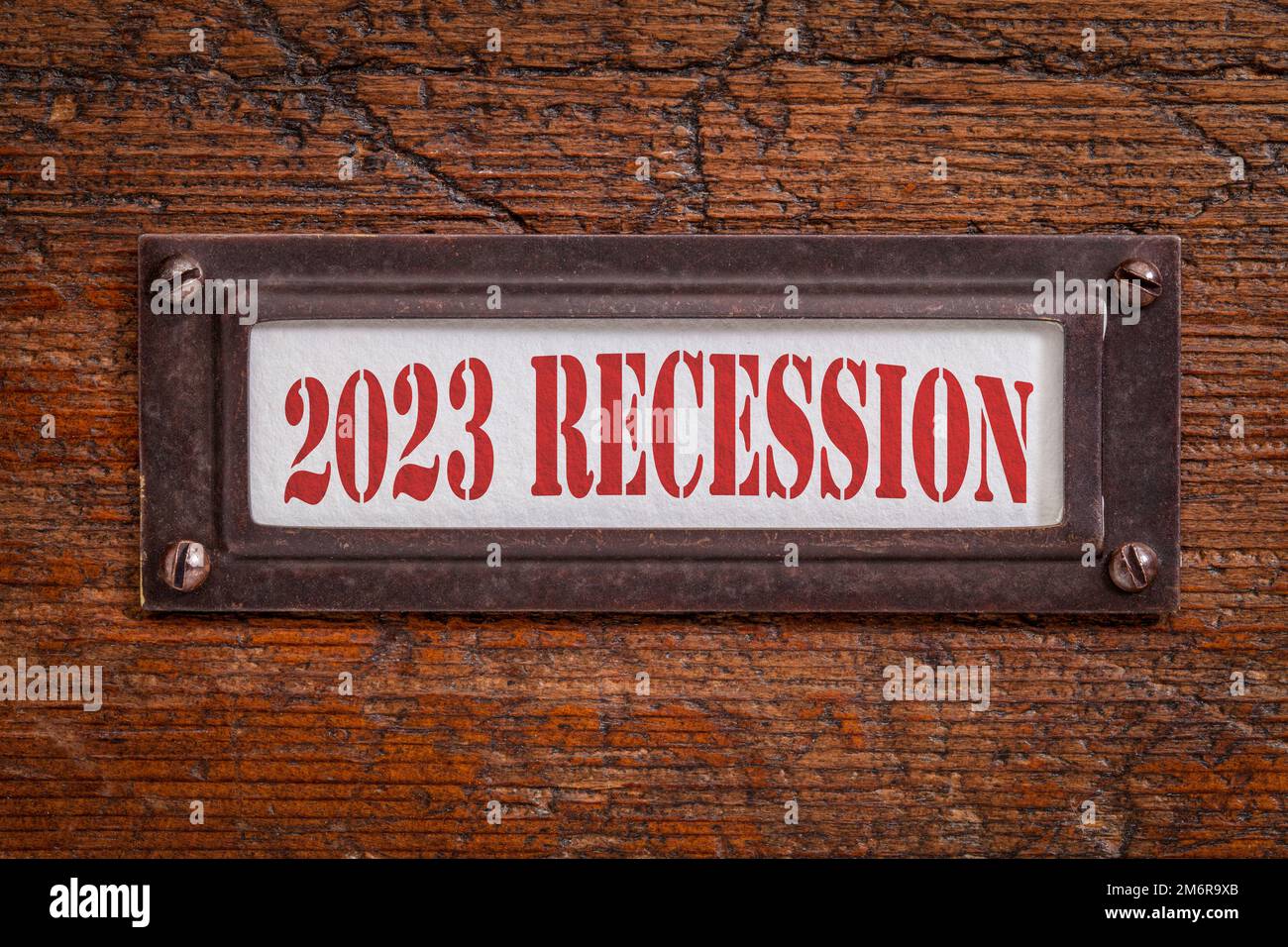2023 Rezession - ein Etikett auf dem Grunge Holzschrank. Bärenmarkt- und Finanzkrise Stockfoto