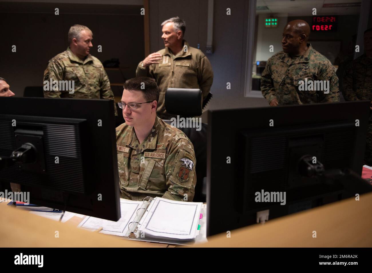 General Glen VanHerck, Commander, North American Aerospace Defense Command und U.S. Kommando Nord und Sergeant Major James Porterfield, Kommandoleiter, NORAD und USNORTHCOM, besprechen Radaroperationen mit Captain Lee Dockery auf dem verbesserten Frühwarnradar auf der Clear Space Force Station, Alaska, 4. Mai 2022, als Tech. Sergeant Kevin Jewitt, ein Einheimischer aus Nordpol, Alaska, überwacht Radarsysteme im Vordergrund. Das Führungsteam reiste nach Clear SFS, um sich mit Führungskräften zu treffen und den UEWR und das Langstrecken-Diskriminierungsradar unter dem Aufgabenbereich von Clear SFS zu besichtigen. Eine klare Sonderregelung war von entscheidender Bedeutung Stockfoto