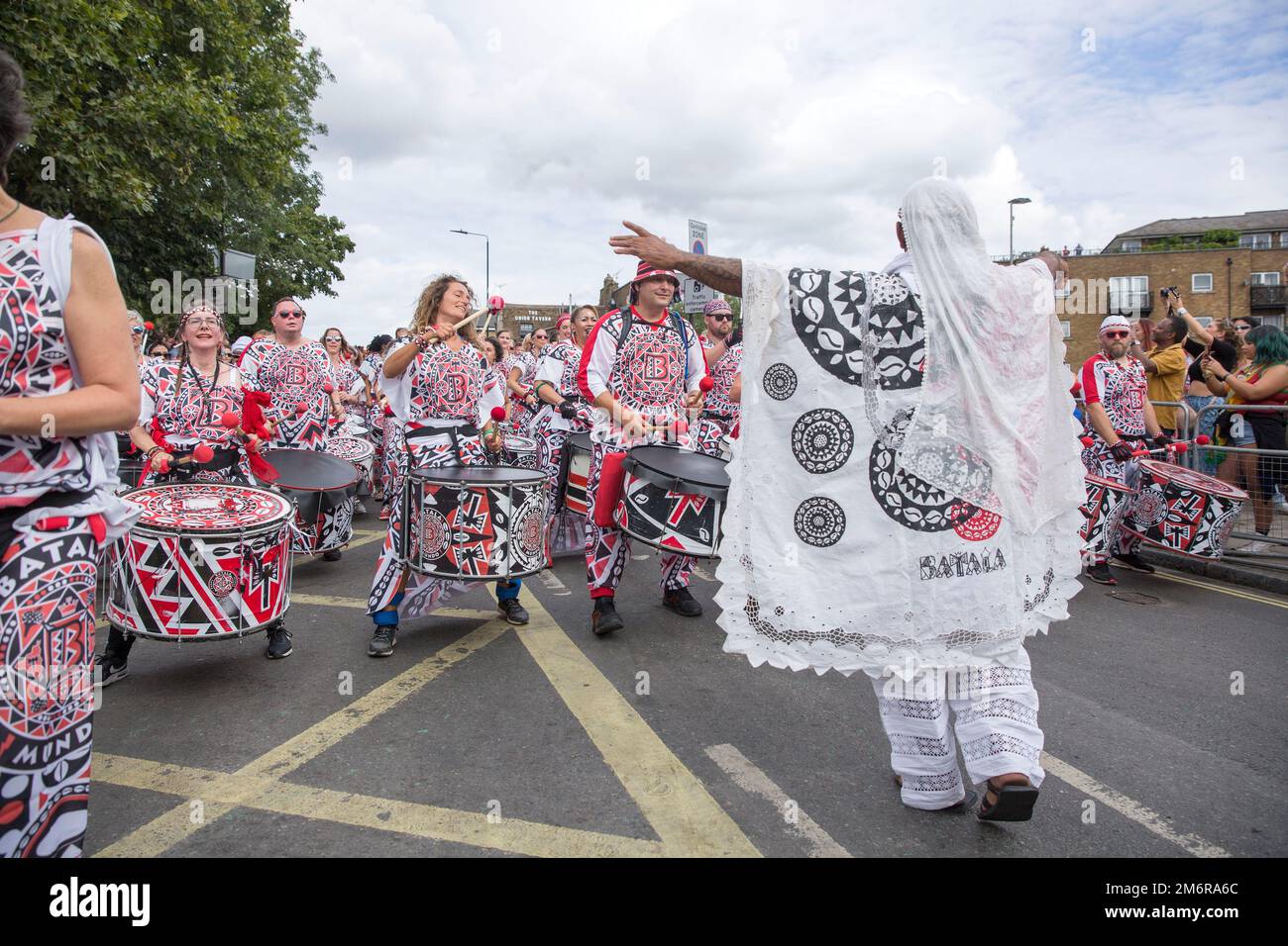 Die Teilnehmer versammeln sich und marschieren während des Notting Hill Carnival im Westen Londons. Stockfoto